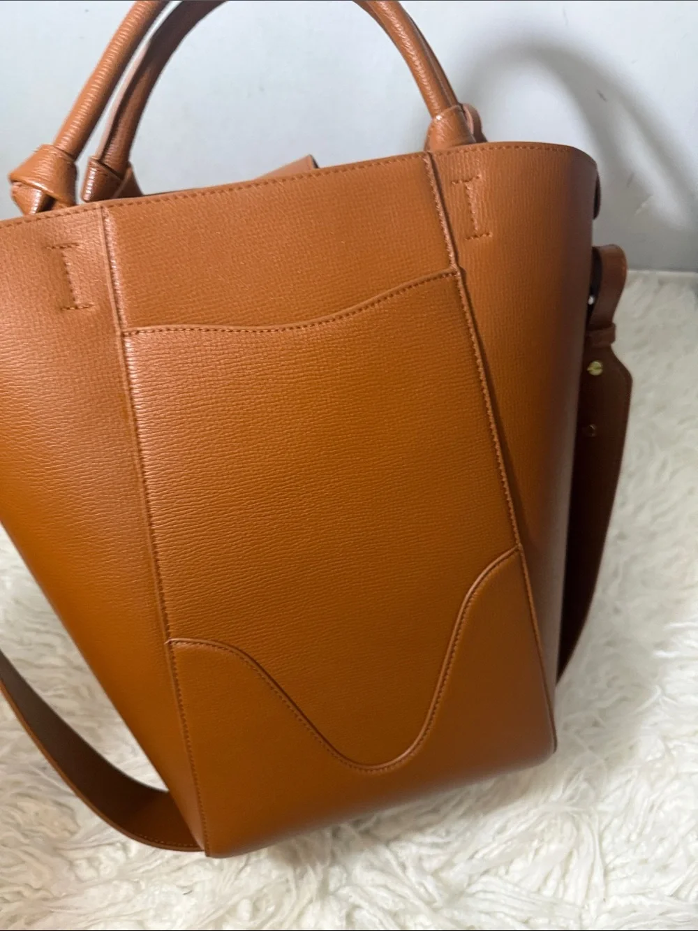 OLEADA Classic Tan Leather Shoulder Bag - Women Medium
